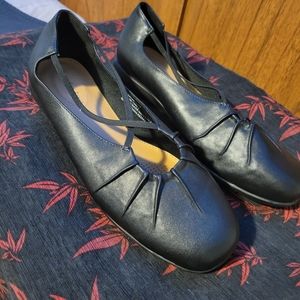 Comfortview Zendaya NEW. size 11. Classic ballet flat style. Black